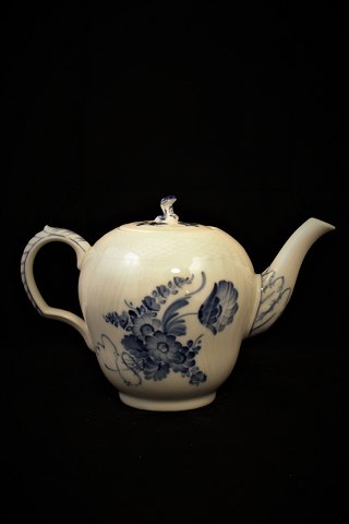 Tea pot in Blue Flower, Curved, from Royal Copenhagen.Before 1923.10/1788.