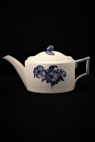 Royal Copenhagen Blue Flower Braided oval teapot.RC# 10/8119. Before 1923. H:14cm. L:27cm.1.sort. but has 2 small burning spots.