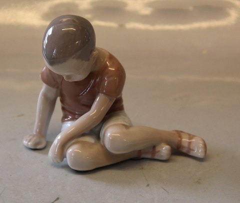 B&G Figurine B&G 1671 Boy sitting looking down 12 cm IPI Art Nouveau brown shirt 