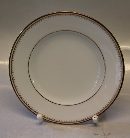 028 a Kagetallerken 15,5 cm (306) B&G Menuet: Hvidt porcelæn, takket guldkant, hvid, form 601 Bing & Grøndahl