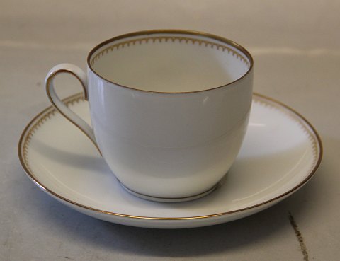 102 Cup and saucer 1.25 dl (305) B&G Minuet White form, saw tooth gold rim, form 601