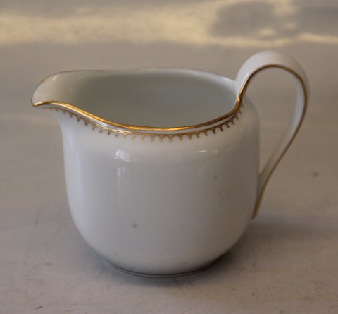 085 a Flødekande 2,5 dl (303) 8 cm B&G Menuet: Hvidt porcelæn, takket guldkant, hvid, form 601 Bing & Grøndahl