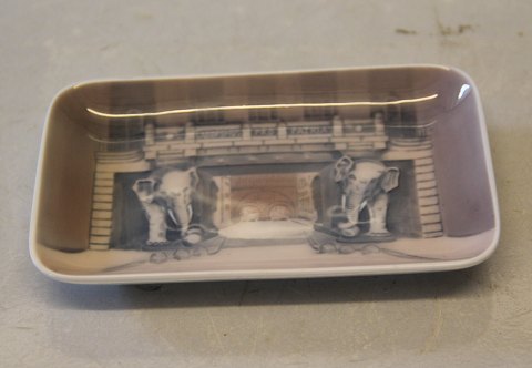 Kongelig Dansk  4415 Kgl. Rektangulær skål 13 x 8.2 cm Elefantporten på Carlsberg i Valby