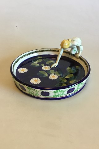 Aluminia Fajancefigur/fad "Pige, der plukker åkander". Designet af Harald Slott-Møller i 1905 No 525/397