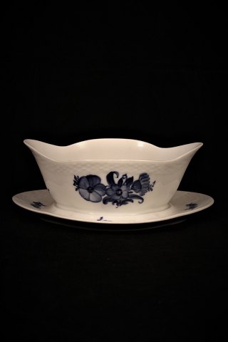 Royal Copenhagen , Blå Blomst sovseskål flettet på fast fad...RC# 10/8159. 