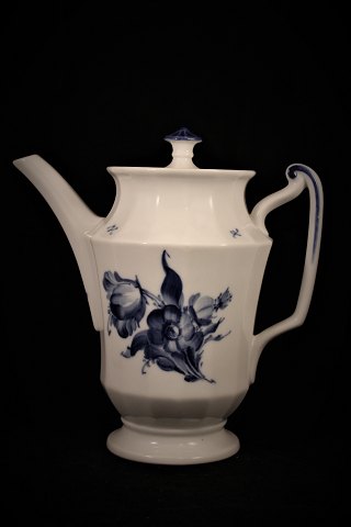 Royal Copenhagen , Blå Blomst , kantet kaffekande.10/8502.