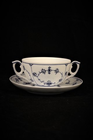 Royal Copenhagen Musselmalet Riflet Bouillionkop med hank og med underkop. Dia:10,8cm.RC#1/2199.