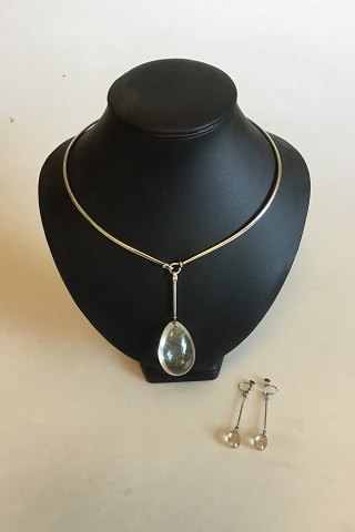 Georg Jensen Sterling Sølv Sæt bestående af halsring No 114 med vedhæng af Rutil Quartz No 131og tilhørende ørenringe med skruelås. Designet af Vivianna Torun Bülow-Hübe