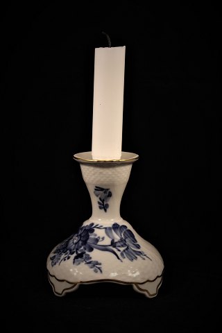Et par Royal Copenhagen Blå Blomst svejfet lysestage med guldkant.10/1711.