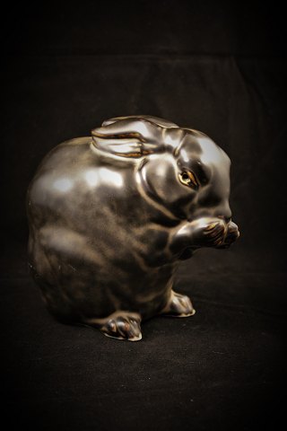Royal Copenhagen glaseret stentøjs kanin af Jeanne Grut. 22694.(Pote limet !)