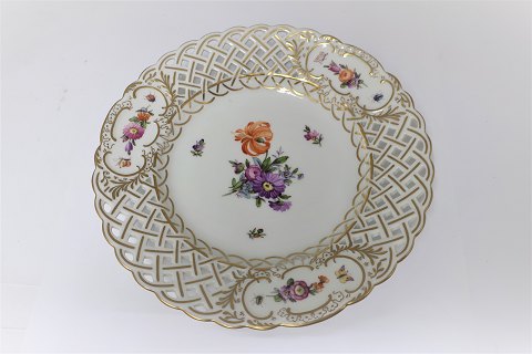 Royal Copenhagen. Saksisk blomst. Middagstallerken med gennembrudt kant. Model 1221-1636. Diameter 25 cm. (1 sortering)