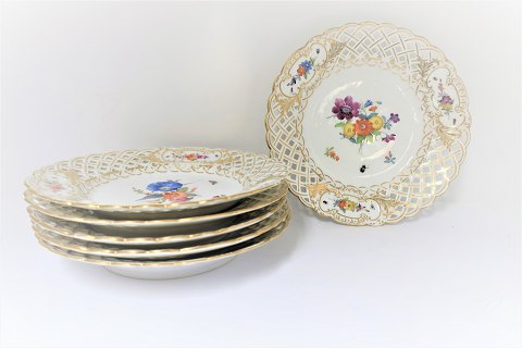Royal Copenhagen. Saksisk blomst. Tallerken med gennem skåret bort. Model 4-1637. Diameter 21 cm. 6 forskellige motiv. Produceret før 1890. (1 sortering)