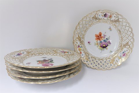 Royal Copenhagen. Saksisk blomst. Tallerken med gennem skåret bort. Model 4-1637. Diameter 21 cm. 5 forskellige motiv. Produceret før 1890. (1 sortering)