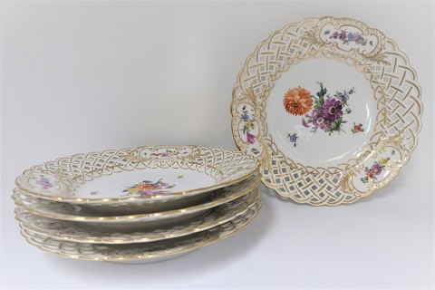 Royal Copenhagen. Saksisk blomst. Tallerken med gennem skåret bort. Model 4-1637. Diameter 21 cm. 5 forskellige motiv. Produceret før 1890. (1 sortering)