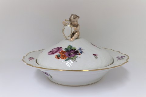 Royal Copenhagen. Saksisk blomst. Rundt lågfad. Højde 16 cm. Diameter 27 cm. Produceret før 1890. (1 sortering)