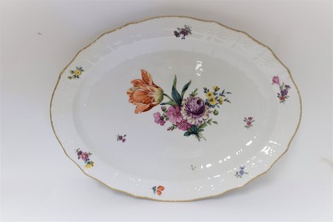 Royal Copenhagen. Saksisk blomst. Ovalt fad. Model 4-1558. Længde 44 cm. Bredde 33 cm. Produceret før 1923. (1 sortering)