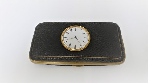 Velholdt brilleetui med ur. Længde 14 cm. Urværk fungerer. Optræksnøgle medfølger. Produceret før år 1900.