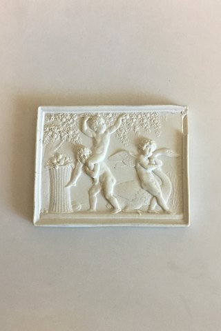 Royal Copenhagen Bisquit "Amor med en svane og drenge der plukker frugt (sommer)"