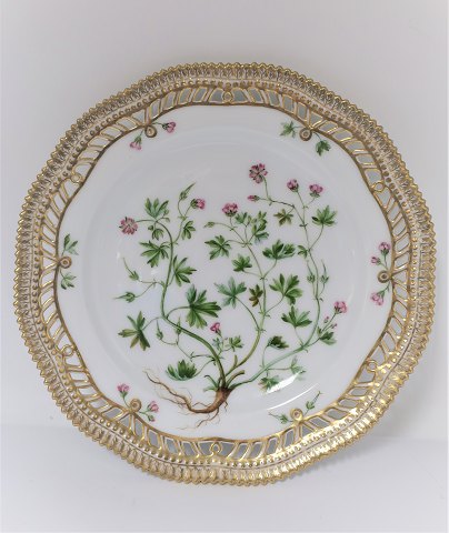 Royal Copenhagen. Flora Danica. Frokost tallerken (3554). Produceret 1894 - 1900. Diameter 22 cm. ( 1 sortering ). Geranium pusillum L