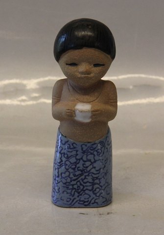 Maria. Latinamerikansk pige med velsmagende drik i hånden 14 cm 1975 Gustavsberg Sverige