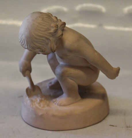 Ipsen 43  "Love of work" (Little girl digging) Adda Bonfils 13.5 cm (889) Terracotta - unglazed version