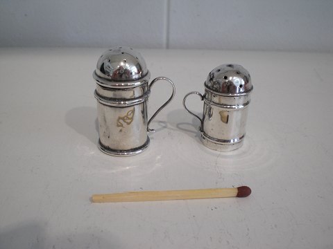 2 miniature peberbøsser i sølv.1 stk. er solgt.