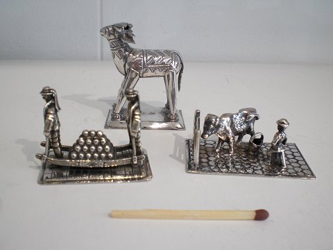 3 miniaturefigurer i sølv. Sælges individuelt. De to figurer i forgrunden er solgt.
