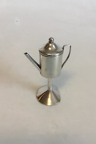 Stichtsche Zilverfabriek C.L.J Begeer, Nederlands. 833 Silver. Small jug with Lid on high foot