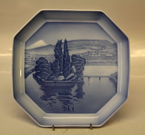 Bing og Grøndahl Ottekantet 19.5 cm  Alfabet Platte G - for Geneve i Schweiz  Designet i 1933-1934 af Ove LarsenOctagon