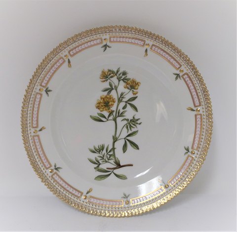 Royal Copenhagen, Flora Danica. Frokost tallerken. Design #3550. Diameter 22 cm. (1 sortering). Medicago falcata L