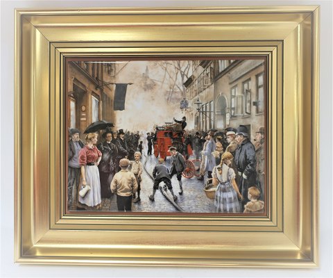 Bing & Grøndahl. Porcelæn maleri. Motiv af Paul Fischer. Ild i Skindergade.  Størrelse inclusiv ramme, 40*33 cm. Produceret 1750 styk. Dette har nummer 875.