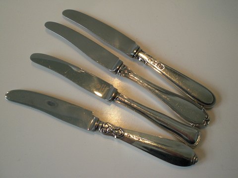 4 frugtknive med sølvskafter og stålblade. 4 stk. er solgt.
