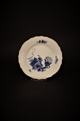 Royal Copenhagen Blå Blomst Svejfet dessert tallerken med guldkant. Dia.:15,5cm.RC# 10/1626.