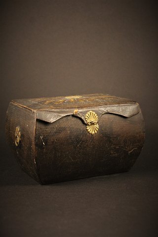 Antikt , tidligt 1800 tals æske i træ beklædt med et tyndt lag skind og med gamle messing beslag.