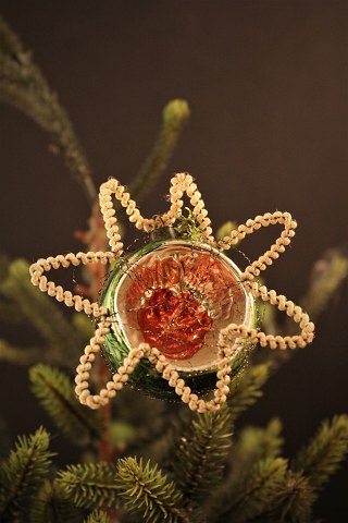 Gammel julekugle i glas fra omkring år 1920 med dekoration.Dia.:9cm.