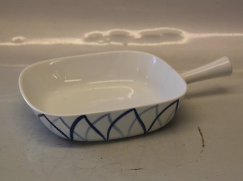 Lille Pande med hank 24,5 x 16 cm  Dan-ild 40 Blå flamme eller  Harlekin spise- og kaffestel Large Pan with handle 27.5 x 19 cm 