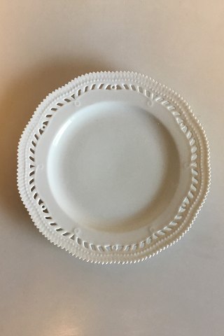 Royal Copenhagen Hvid Flora Danica / Perlestel Tallerken med gennembrudt kant No. 3554