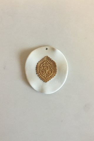 Royal Copenhagen Vedhæng af porcelæn med gulddekoration. Designet af Nils Thorson