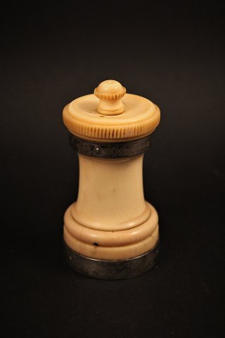 Old pepper mill made in ivory with silver border and with a fine old patina. Height: 8,7cm.
