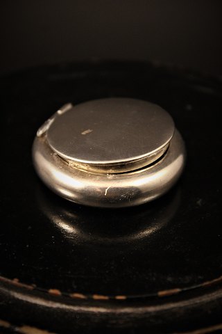 Gammel pille dåse i sølv , stemplet.H:1,5cm. Dia.:4,5cm.