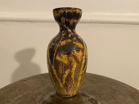 Vase med motiv af mand og giraf i skoven / junglen fra det svenske keramikværksted (krukmakeri) Törngrens