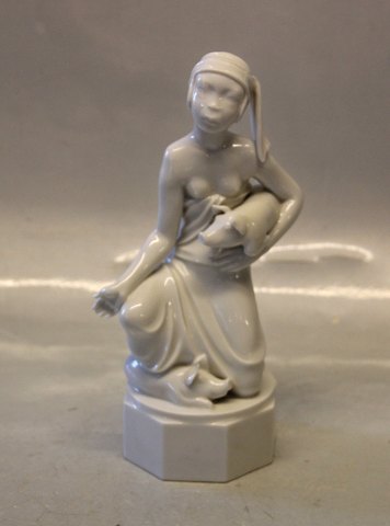 Royal Copenhagen 12456 RC African Market Girl with piglet 20.5 cm AM Blanc de Chine