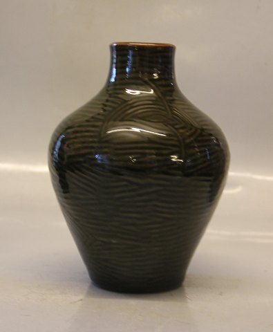 20824 Kgl. Vase 17 cm Stiliserede "Levende Sten" i riflet stil grønlig Olivin? glasur Axel Salto Oktober 1948 Kongelig Dansk Stentøj