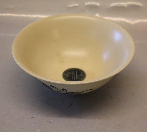 041-28 Aluminia Round fruit bowl decorated with flower 8 x 18 cm ca 1927 Matt Porcelain Aluminia 