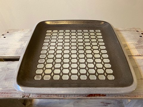 Kvadratisk fad / skål af Mari Simmulson for Upsala-Ekeby i Sverige. Midten af det 20. århundrede, geometrisk mønster