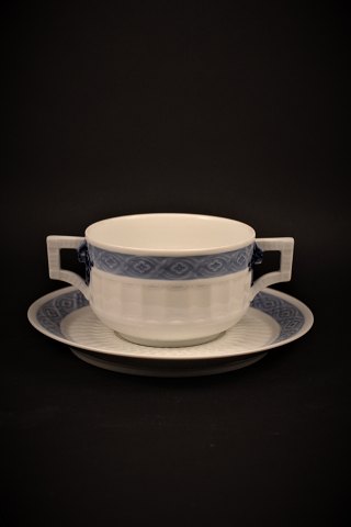 Royal Copenhagen Blå Vifte bouillon kop med hanke og under tallerken. Kop Dia.:10cm.RC# 1212/11565.