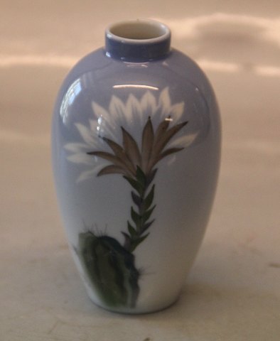 Royal Copenhagen  2672-47 a RC Cacturs Flower 11.5 cm