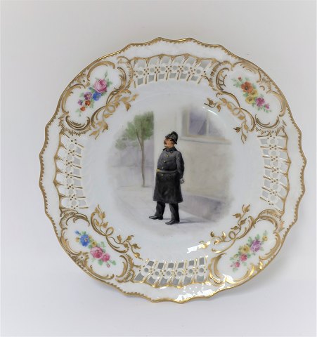 Royal Copenhagen. Tallerken med gennemskåret roset. Diameter 19 cm. Motiv ; politibetjent. Produceret før 1923.