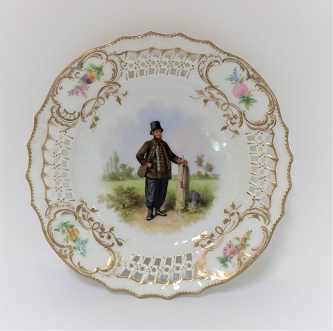 Royal Copenhagen. Tallerken med gennemskåret roset. Diameter 19 cm. Motiv ;  Mand fra Amager. Produceret før 1923.