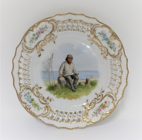 Royal Copenhagen. Tallerken med gennemskåret roset. Diameter 19 cm. Motiv ; Fisker fra Skovshoved. Produceret før 1923.